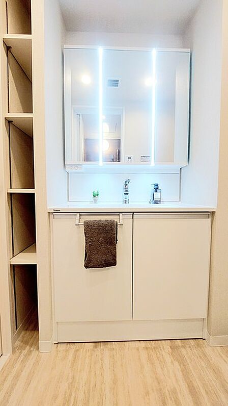 お出かけ前の身だしなみに一歩差がつく三面鏡。ミラー裏にはたっぷり収納もございます。