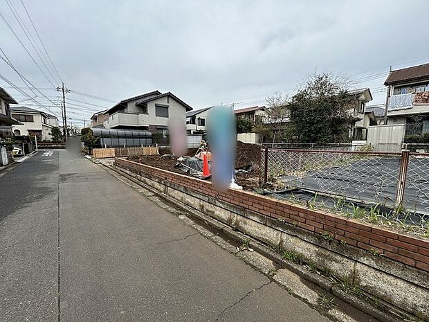 戸建てが立ち並ぶ静かな住宅街。四季折々の移り変わりを感じながら自然と楽しみ、暮らす、そんな毎日を日々の中で感じられる住環境