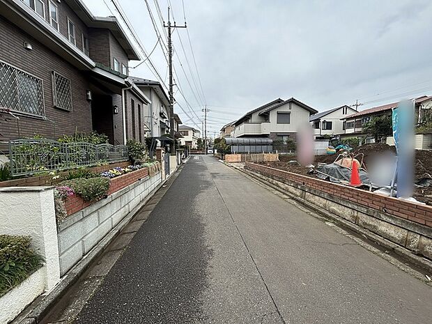 5m幅員の道路に面しておりお車の運転が苦手な方でも安心して出入りいただけます。