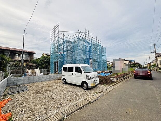 戸建てが立ち並ぶ静かな住宅街。四季折々の移り変わりを感じながら自然と楽しみ、暮らす、そんな毎日を日々の中で感じられる住環境 