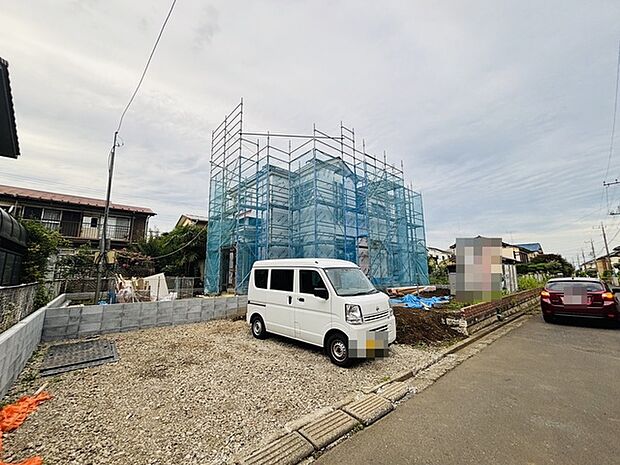 前面道路は広く、駐車がしやすいです。駐車スペース2台分ございます。