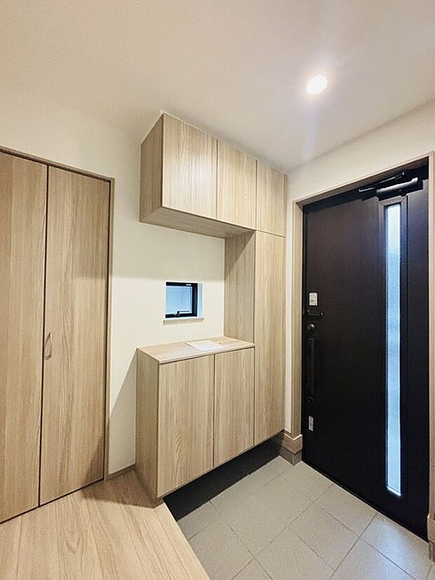 明るく開放的な玄関、靴の脱ぎ履きもしやすく、収納も豊富でご家族皆様の靴をスッキリ収納できます。