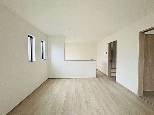 家族団欒のリビング。陽光差し込む食卓には家族の会話とスマイルが溢れます。いつまでもここで食卓を囲みたくなる、そう感じさせてくれるスペース。