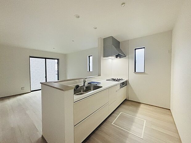 家族が一番集まる場所だから広々としつつも素敵な空間であって欲しい。皆がくつろぐリビングからキッチンまでが一つに繋がる空間。