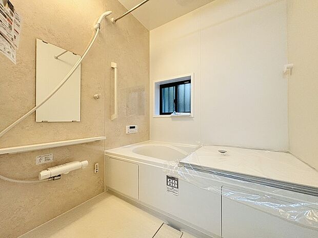 落ち着いた色味の浴室で1日の疲れをゆっくりと癒してください。