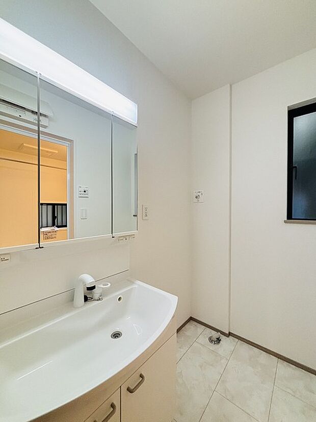 お出かけ前の身だしなみに一歩差がつく三面鏡。ミラー裏にはたっぷり収納もございます。