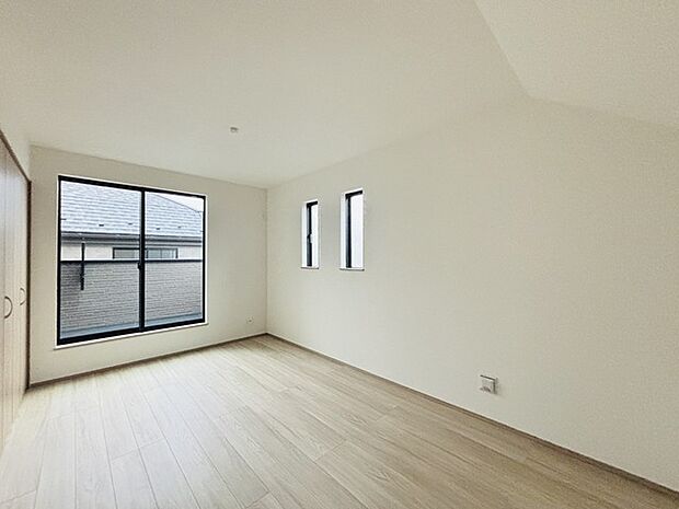 大きな開口部から明るい光が差し込む、日中の室内の明るさがこの部屋の魅力です。