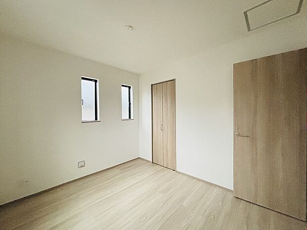 大きな開口部から明るい光が差し込む、日中の室内の明るさがこの部屋の魅力です。