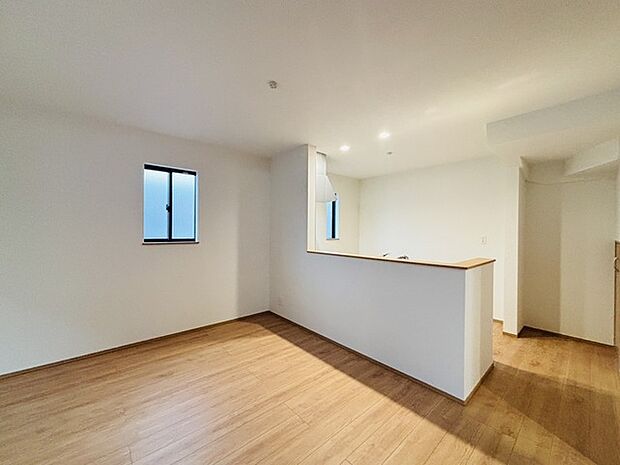 どんな家具にでも相性が良い清潔感ある白色調のクロスを採用。主張しすぎない配色、耐久性にも優れた床材は日々のメンテナンスも楽に、快適に過ごして頂けるよう考えられています。