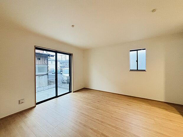 大きな開口部から明るい光が差し込むリビング。日中の室内の明るさがこの部屋の魅力です。