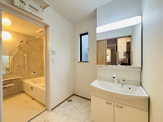 お出かけ前の身だしなみに一歩差がつく三面鏡。ミラー裏にはたっぷり収納もございます。