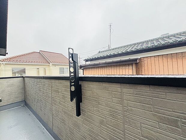 広めのバルコニーは風通しも良くお洗濯物もしっかりと干すことができます!