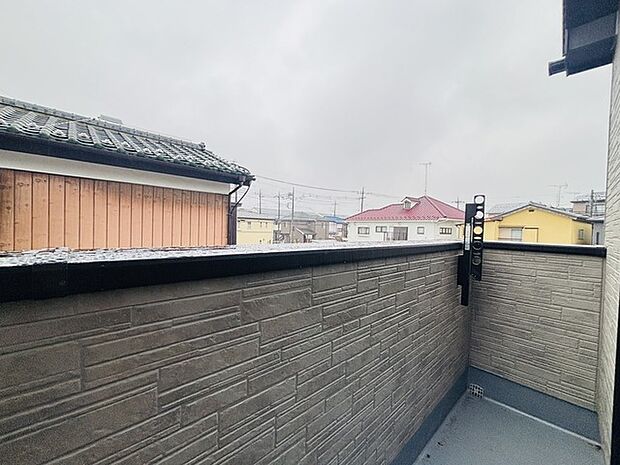 陽ざしが差込む明るいバルコニー。奥行きのあるバルコニーはお洗濯時に助かります。