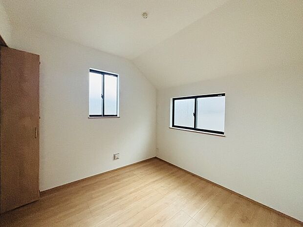 どんな家具にでも相性が良い清潔感ある白色調のクロスを採用。主張しすぎない配色、耐久性にも優れた床材は日々のメンテナンスも楽に、快適に過ごして頂けるよう考えられています。