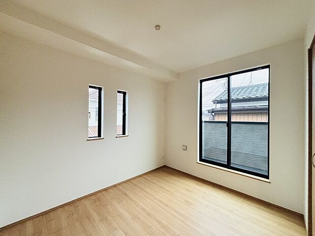 大きな開口部から明るい光が差し込む、日中の室内の明るさがこの部屋の魅力です。