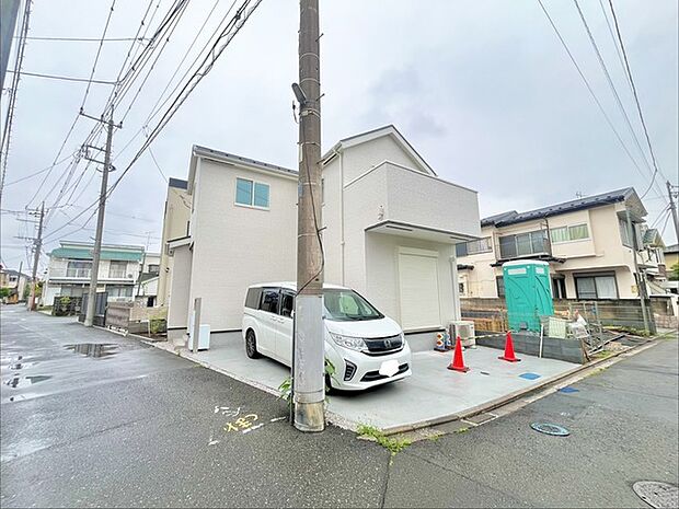 前面道路は広く、駐車がしやすいです。駐車スペース2台分ございます。 