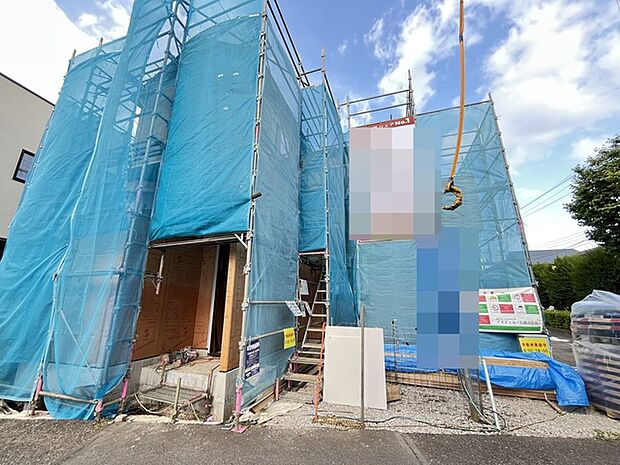 青いシートに包まれた、未来への期待感 