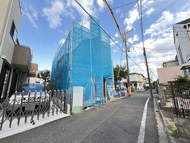 新しい始まりを予感させる、澄み渡る空の下 