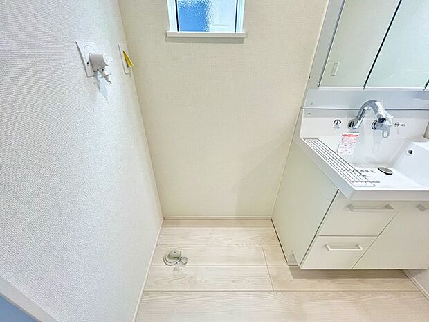 ゆとりの洗面スペースで朝の身支度もスムーズに行えます。