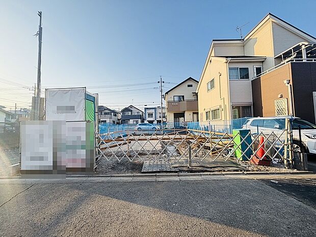 戸建てが立ち並ぶ静かな住宅街。四季折々の移り変わりを感じながら自然と楽しみ、暮らす、そんな毎日を日々の中で感じられる住環境