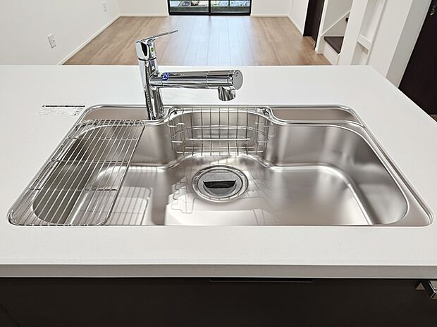キッチンシンクには、いつでも綺麗なお水が利用できる「浄水機能付き水栓」を装備!