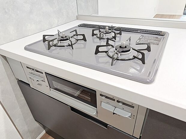 新品のビルトイン型コンロ&グリル。 3口あれば、大きなフライパンを使いながら横でお湯を沸かせます!」
