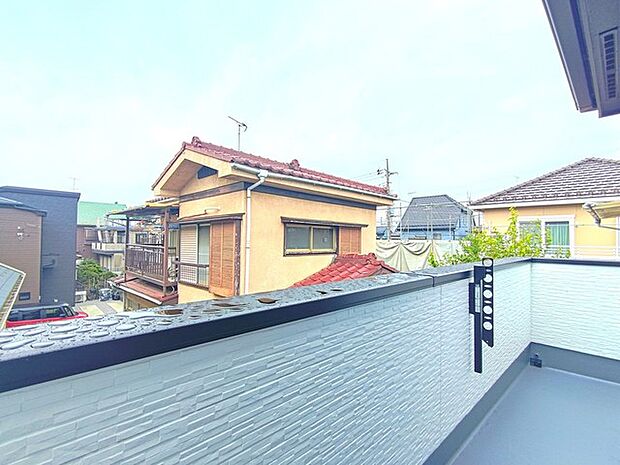 南向きで陽当たり良好なバルコニー。お洗濯物がすぐに乾きます。