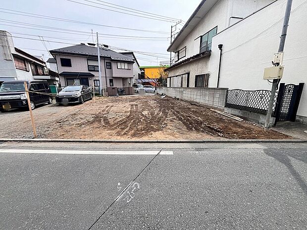 北側道路は交通量が少ない道路です。