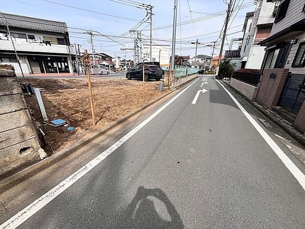 南側は交通量の少ない静かな住宅地です。