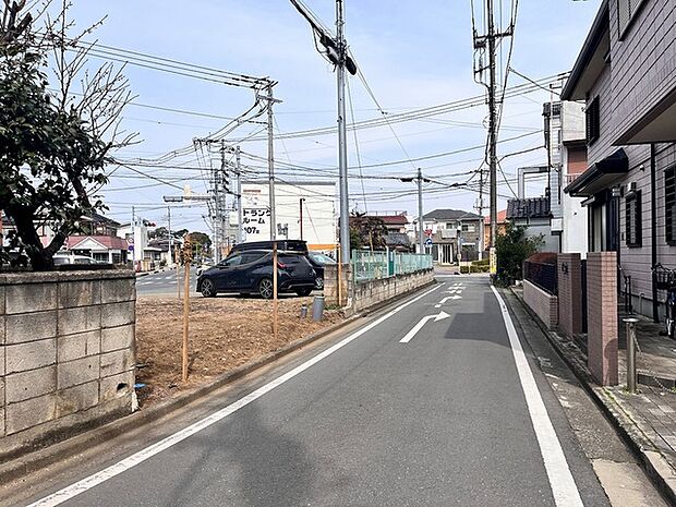 北側6.85m南側4.0m幅員の両面道路に面しておりお車の運転が苦手な方でも安心して出入りいただけます。