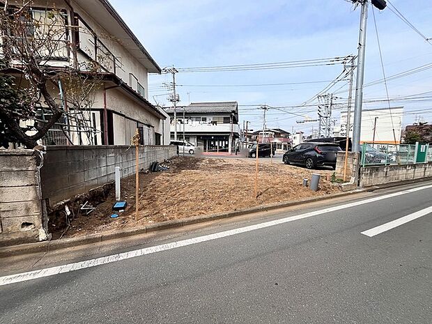 前面道路は広く、駐車がしやすいです。駐車スペース2台分ございます。