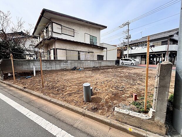 穏やかな空の下、広がる空間には、ここから始まる暮らしへの期待感が満ちています。心地よい風と、静かな時間が流れる、あなただけの物語を紡ぐ舞台がここに (5m)