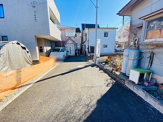 前面道路は通り抜けができないため、交通量が少なく静かな住環境です。
