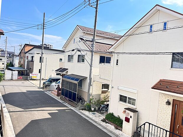 周辺の街並み 築の新しい家々が立ち並ぶ周辺環境（10m）