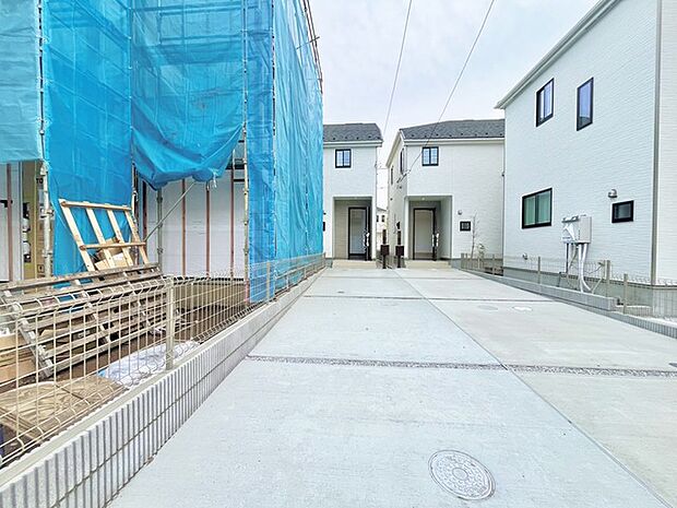 セカンドカーや来客時にも便利なカースペース2台分ございます。