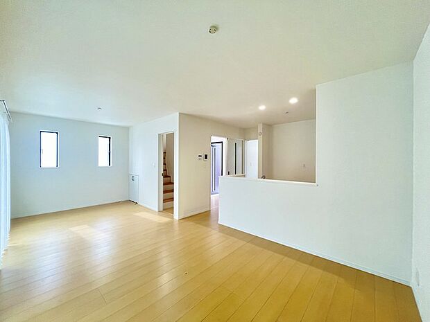 家族の集うリビングには色々な方向から光が差し込む設計に。家族のコミュニケーションが弾むスポットだから明るい雰囲気であってほしい。