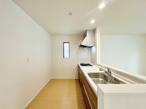 家族が一番集まる場所だから広々としつつも素敵な空間であって欲しい。皆がくつろぐリビングからキッチンまでが一つに繋がる空間。