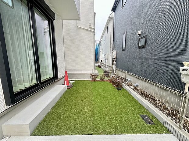 戸建てならではのお庭スペース。BBQやガーデニング、お子様のプールなど、、、、様々な楽しみ方ができるプライベート空間。ご家族皆さままで思いっきりお楽しみください。