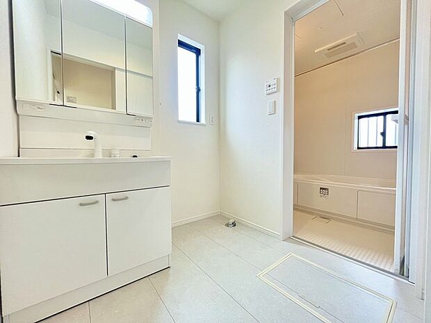 使い勝手の良い洗面台、窓があることで換気もしやすく清潔感のある空間を保てます。