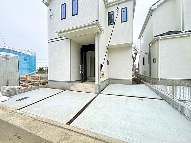 前面道路は広く、駐車がしやすいです。駐車スペース2台分ございます。