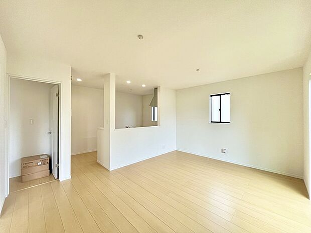 リビングにいる家族の顔が見渡せるカウンターキッチン。お料理もより一層おいしく、楽しく。食器棚を背面に設置しても十分な広さを確保しています。