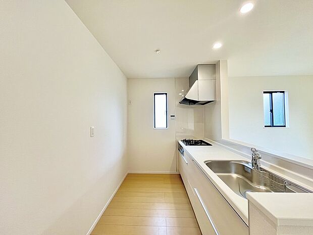 リビングにいる家族の顔が見渡せるカウンターキッチン。お料理もより一層おいしく、楽しく。食器棚を背面に設置しても十分な広さを確保しています。