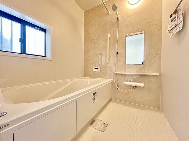 落ち着いた色味の浴室で1日の疲れをゆっくりと癒してください。