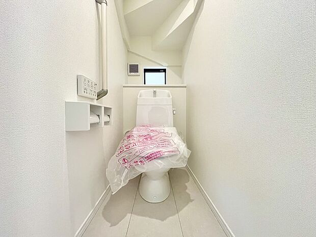 ウォシュレット機能付きのトイレ。換気のしやすい窓付きで、収納もあり実用性も兼ね備えた造り。