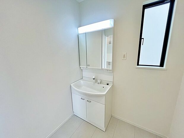 お出かけ前の身だしなみに一歩差がつく三面鏡。ミラー裏にはたっぷり収納もございます。