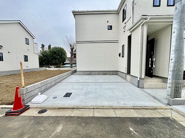 前面道路は広く、駐車がしやすいです。駐車スペース2台分ございます。