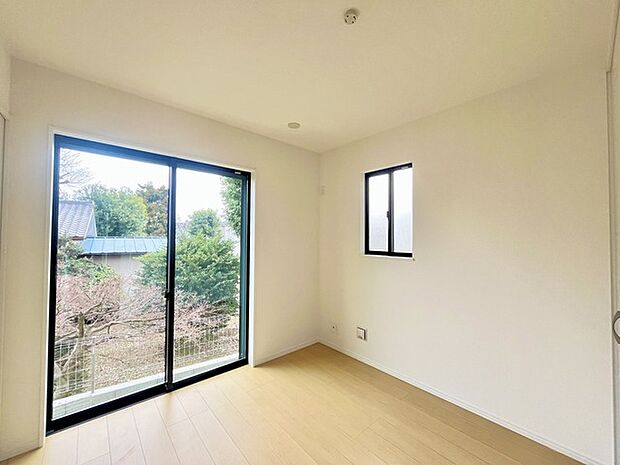 大きな開口部から明るい光が差し込む、日中の室内の明るさがこの部屋の魅力です。