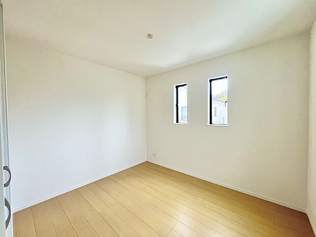 どんな家具にでも相性が良い清潔感ある白色調のクロスを採用。主張しすぎない配色、耐久性にも優れた床材は日々のメンテナンスも楽に、快適に過ごして頂けるよう考えられています。