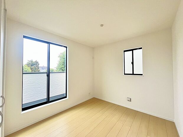 バルコニーに面した4.5帖の洋室。開口部からは優しい陽光が差し込み心地よい風が通り抜けます。