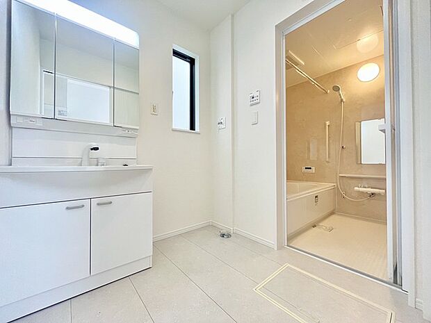 ゆとりの洗面スペースで朝の身支度もスムーズに行えます。